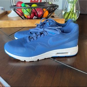 Women’s Nike Air size 8.5 Navy Blue